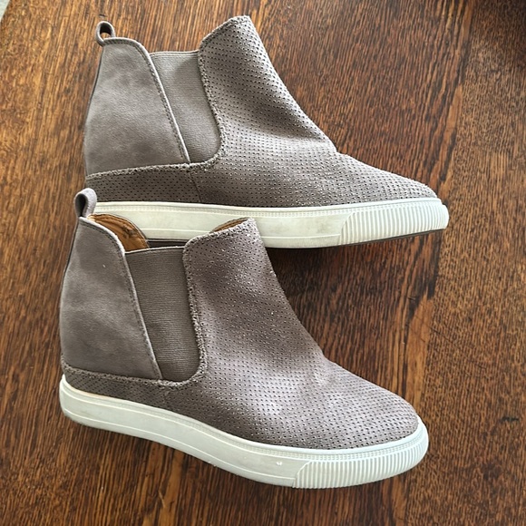 dv dolce vita booties. 

These are a Taupe/Brownish Color Suede - Picture 3 of 6